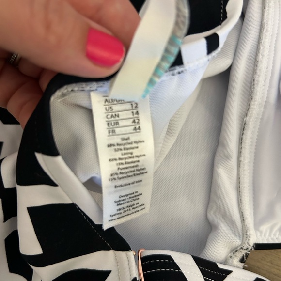 Stylish Black and White Geometric Women Swim One Piece - Picture 5 of 7